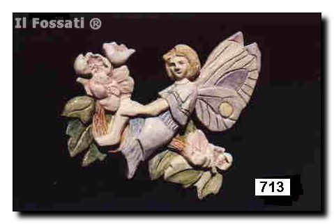 713-Hada sobre flores